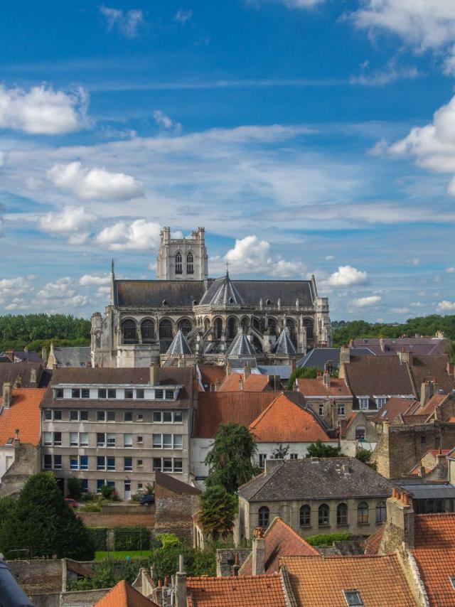 Luchtfoto van de kathedraal van Saint-Omer (3)