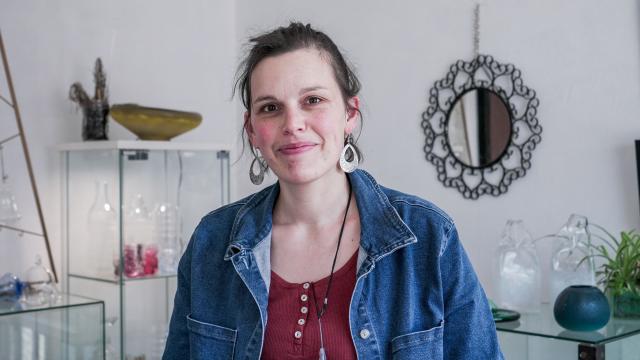 Julie Decriem, maître verrier de Saint-Omer
