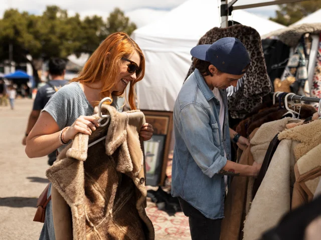 Vue latérale des personnes regardant des vêtements